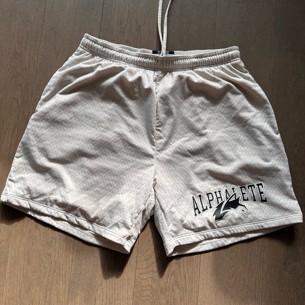 Alphalete Wolf Head Mesh shorts 6’’ sea shell - Picture 2 of 3